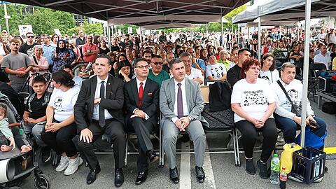 Die Gedenkveranstaltung für die Opfer des rechtsterroristischen OEZ-Anschlags am Montagabend, an der Angehörige der Opfer, Überlebende und Unterstützer teilnahmen.