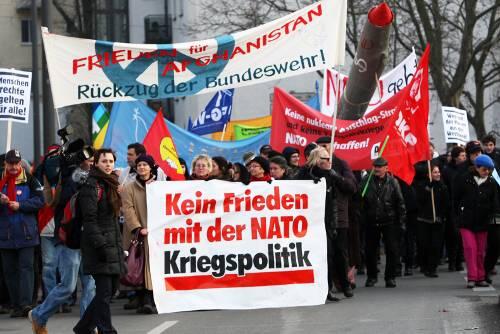 Mit Transparenten protestieren Demonstranten gegen die 45. Münchner Sicherheitskonferenz