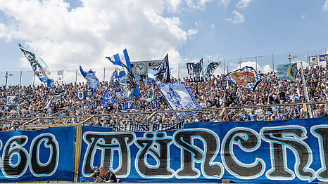 Frenetische Feierei in der Westkurve: Das Gr&uuml;nwalder Stadion ist auch im ersten Heimspiel gegen den FC Augsburg ausverkauft