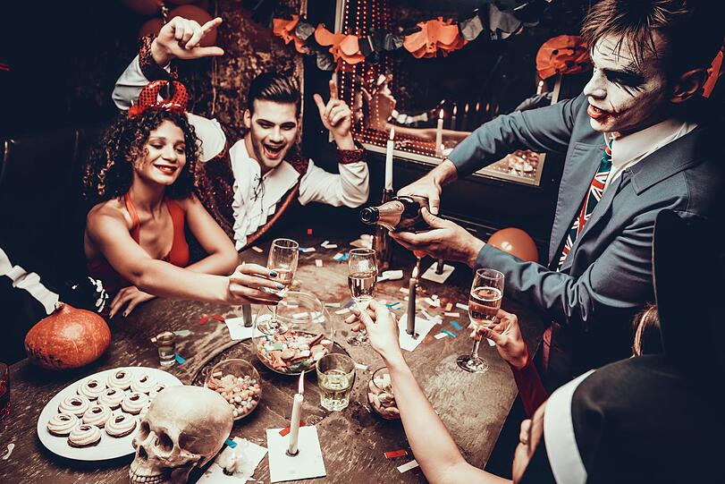 Auch das macht Halloween so schön: der soziale Faktor. Das Fest ist ein Anlass, um Freunde (und zwar genau die, die man wirklich mag - nicht die lästigen Verwandten!) zu treffen und ausgelassen miteinander zu feiern. Gemeinsam traut man sich mehr - und Situationen oder Filme, die einen sonst ängstigen würden, werden zum unterhaltsamen Genuss. Auch das macht Halloween so schön: der soziale Faktor. Das Fest ist ein Anlass, um Freunde (und zwar genau die, die man wirklich mag - nicht die lästigen Verwandten!) zu treffen und ausgelassen miteinander zu feiern. Gemeinsam traut man sich mehr - und Situationen oder Filme, die einen sonst ängstigen würden, werden zum unterhaltsamen Genuss.
