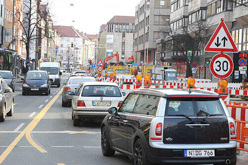 In der Pillenreuther Straße wird an der neuen Straßenbahn gebaut, das befürchete Chaos aber blieb bislang aus.