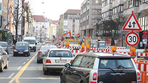 In der Pillenreuther Straße wird an der neuen Straßenbahn gebaut, das befürchete Chaos aber blieb bislang aus. In der Pillenreuther Straße wird an der neuen Straßenbahn gebaut, das befürchete Chaos aber blieb bislang aus.