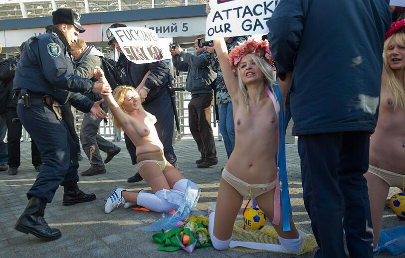 Oben ohne protestieren Frauen der Organisation FEMEN in Kiew gegen Prostitution - die ihrer Meinung nach zur Fußball-EM rapide zunehmen wird.