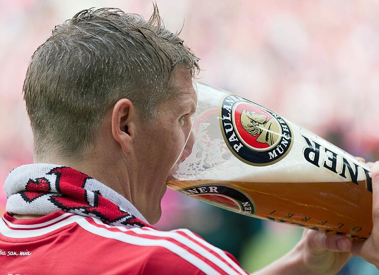 Ein Prost auf den Titel: Bastian Schweinsteiger macht einen kräftigen Schluck aus dem Weißbierglas.