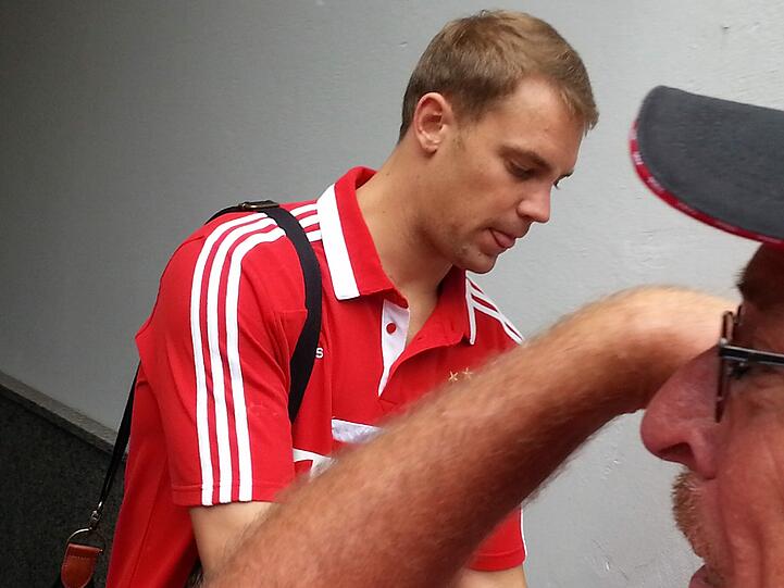 Auf dem Weg von der Säbener Straße zum Mannschaftshotel. Die Bayern-Stars gaben wartenden Fans vor dem Bundesliga-Auftakt noch ein paar Autogramme. Hier die Bilder.