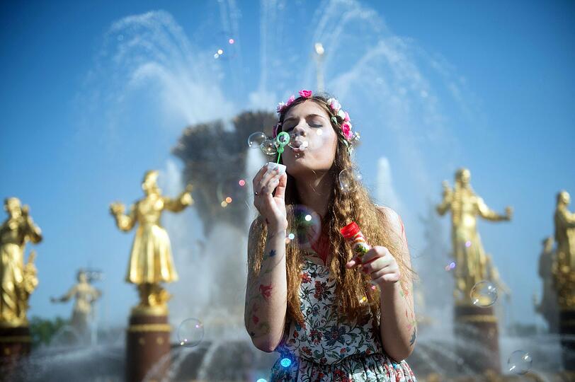Dreamflash in Moskau: Eine Frau bläst Seifenblasen auf dem Seifenblasen-Festival.