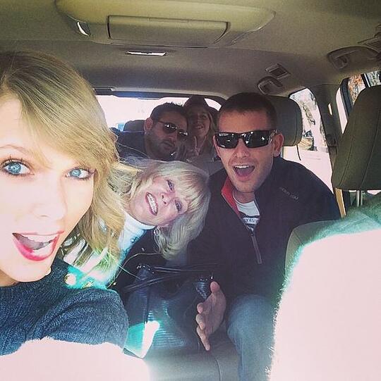 Taylor Swift ist zusammen mit Verwandeten auf dem Weg zum Familienessen