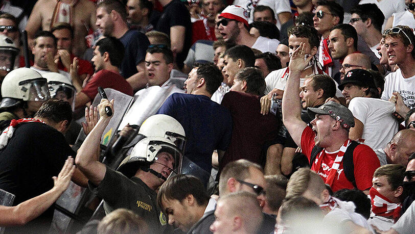 Kompromissloses Eingreifen der griechischen Polizei im Bayern-Fanblock. Kompromissloses Eingreifen der griechischen Polizei im Bayern-Fanblock.
