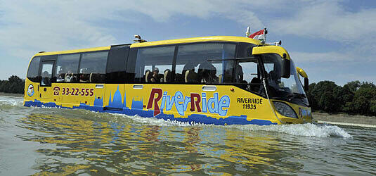Schwimmender Sightseeingbus