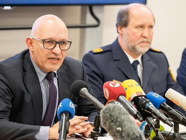 Thilo Bachmann (l), Leitender Kriminaldirektor des Kriminalfachdezernats 1, spricht während einer Pressekonferenz zu den Angriffen in Nürnberg. Neben ihm sitztn Polizeivizepräsident Adolf Blöchl.