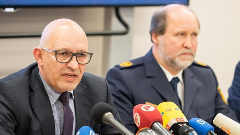 Thilo Bachmann (l), Leitender Kriminaldirektor des Kriminalfachdezernats 1, spricht während einer Pressekonferenz zu den Angriffen in Nürnberg. Neben ihm sitztn Polizeivizepräsident Adolf Blöchl. Thilo Bachmann (l), Leitender Kriminaldirektor des Kriminalfachdezernats 1, spricht während einer Pressekonferenz zu den Angriffen in Nürnberg. Neben ihm sitztn Polizeivizepräsident Adolf Blöchl.