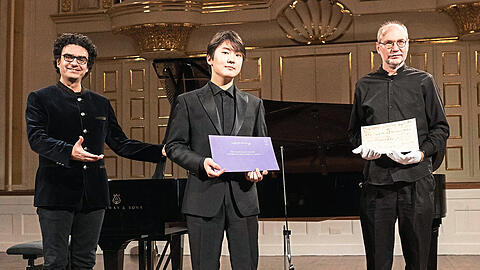 Rolando Villazon), der Intendant der Mozartwoche, mit dem koreanischen Pianisten Seong-Jin Cho und Ulrich Leisinger, dem wissenschaftlicher Leiter der Stiftung Mozarteum Salzburg im Großen Saal des Mozarteums in Salzburg, mit dem Manuskript des Stücks.