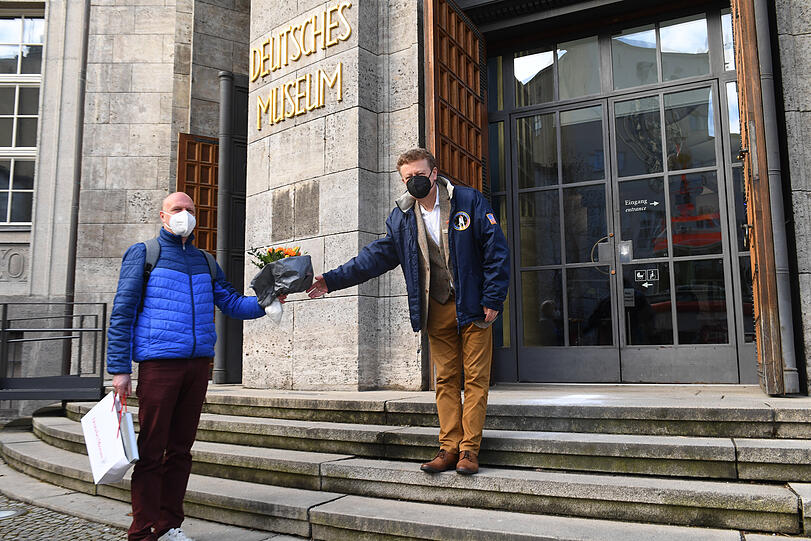 Der Generaldirektor des Deutschen Museums, Wolfgang M. Heckl (r.), begrüßt den erste Besucher nach dem Lockdown, Bernd Daubner, vor dem Eingang des Deutschen Museum.