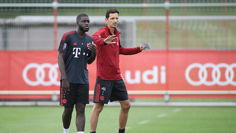 Einer von acht Franzosen beim FC Bayern: Neuzugang Dayot Upamecano (l.), hier mit Co-Trainer Dino Toppmöller.