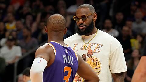 Lakers-Star LeBron James (r) ist bei den diesjährigen NBA-Playoffs nur Zuschauer - Chris Paul mit den Phoenix Suns dabei.