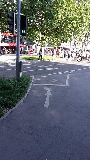 An der Luisen-/Arnulfstraße regelt eine Ampel das Einfädeln.