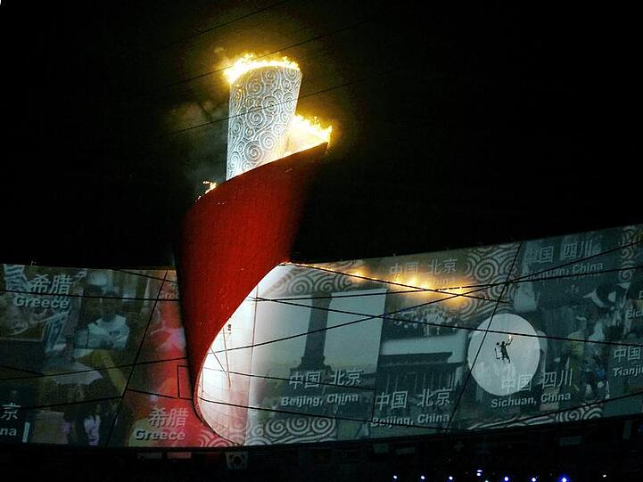 Die olympische Flamme lodert über dem Nationalstadion.