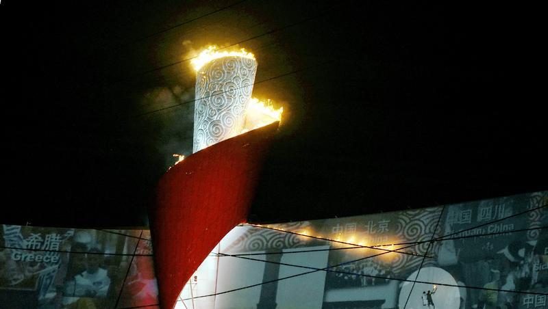 Die olympische Flamme lodert über dem Nationalstadion. Die olympische Flamme lodert über dem Nationalstadion.