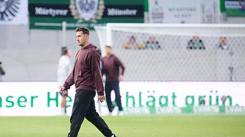 Miroslav Klose geht in Münster nach der vierten Niederlage im vierten Pflichtspiel enttäuscht vom Platz.