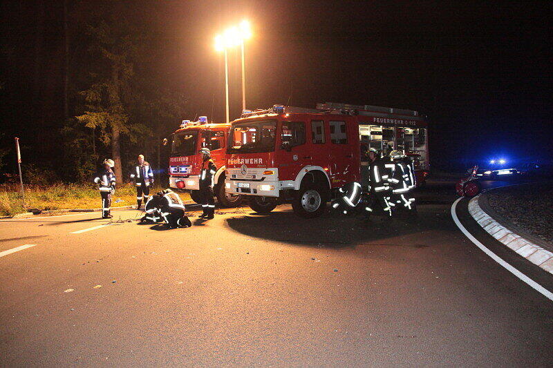Einen Mann zieht es mit seinem Wagen bei Burghausen aus einem Kreisverkehr in den Schotter. Der Fahrer war zu rasant in die Kurve eingefahren. Die Bilder.