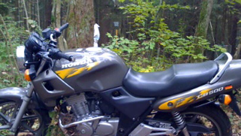 Die Honda CB-500 der Täter - sie ließen sie nach den Todesschüssen zurück. Ihr Kennzeichen ist gefälscht. Die Honda CB-500 der Täter - sie ließen sie nach den Todesschüssen zurück. Ihr Kennzeichen ist gefälscht.