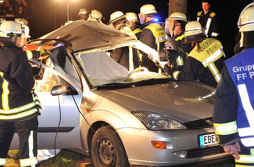 Gegen Baum geprallt: Poings Feuerwehr musste den Fahrer aus seinem Wagen befreien.