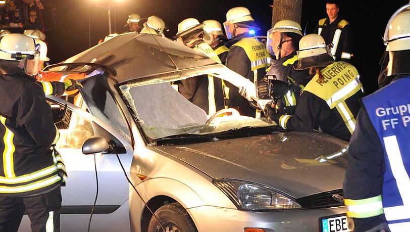 Gegen Baum geprallt: Poings Feuerwehr musste den Fahrer aus seinem Wagen befreien. Gegen Baum geprallt: Poings Feuerwehr musste den Fahrer aus seinem Wagen befreien.