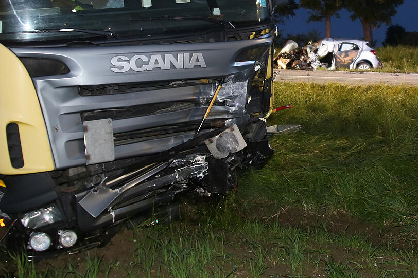 Schlimmer Unfall auf der B15: Zwischen Wasserburg und Haag ist ein Auto gegen einen Lastwagen gekracht. Der Fahrer des Wagens starb auf der Straße.