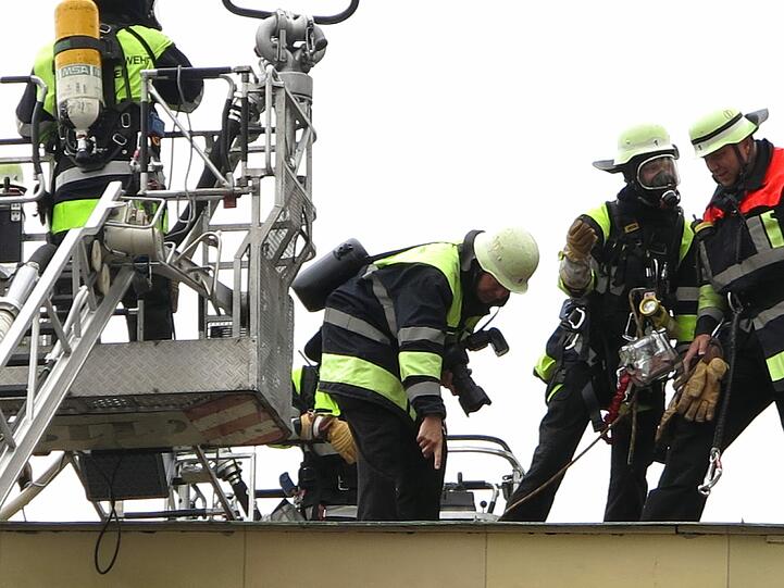Blitzeinschlag beim Tor zum Hofgarten: Die Bilder vom Feuerwehreinsatz.