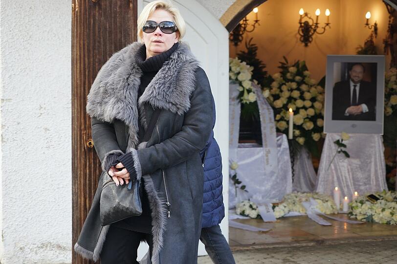 Claudia Effenberg verbirgt ihre Tränen am Sarg von Wolfgang Lippert unter eine großen Sonnenbrille.
