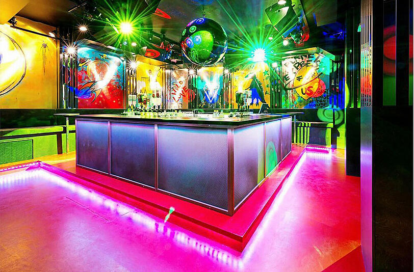 Bei einem Tiefgaragen-Umbau entstand dieser Club mit Restaurant an der Occamstraße. Zu sehen am Samstag um 16 Uhr.