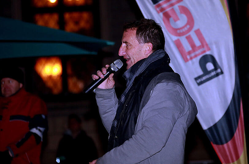 Hier gab es eine Rede von Pegida-Versammlungsleiter Heinz Meyer.