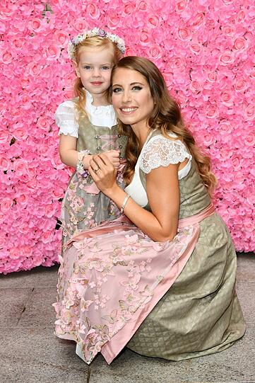Im Dirndl-Partnerlook: Cathy Hummels und ein Kinder-Model