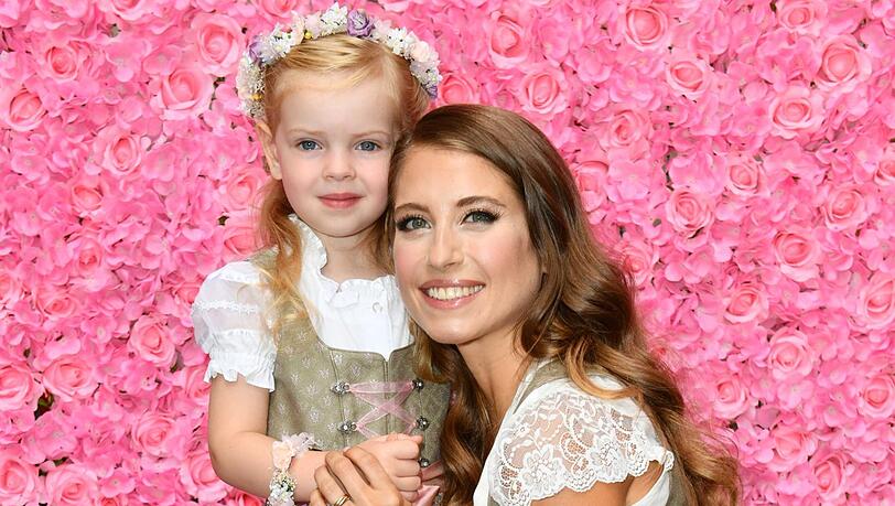 Im Dirndl-Partnerlook: Cathy Hummels und ein Kinder-Model Im Dirndl-Partnerlook: Cathy Hummels und ein Kinder-Model