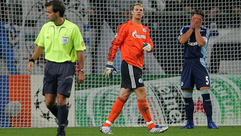 Sein erster Auftritt in der Champions League: Manuel Neuer, damals noch beim FC Schalke, am 18. September 2007 gegen den FC Valencia. Sein erster Auftritt in der Champions League: Manuel Neuer, damals noch beim FC Schalke, am 18. September 2007 gegen den FC Valencia.
