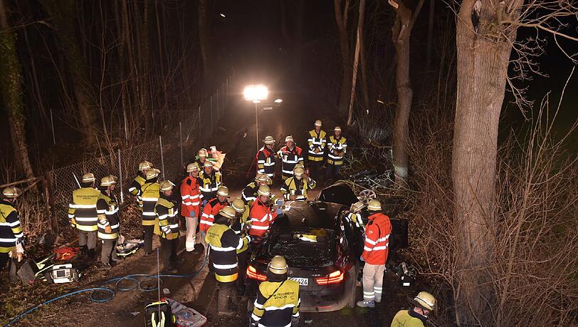 Die 18-Jährige wurde eingeklemmt und schwer verletzt. Die 18-Jährige wurde eingeklemmt und schwer verletzt.