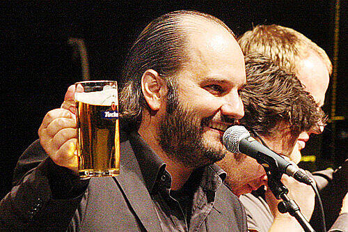 Von der Bardentreffen-Bühne zu Gutmann (und damit anderer Biersorte) an den Dutzendteich: Der Nürnberger Comedian Matthias Egersdörfer eröffnet die neue &bdquo;Volksbühne Wanner&ldquo; am 8. Oktober.