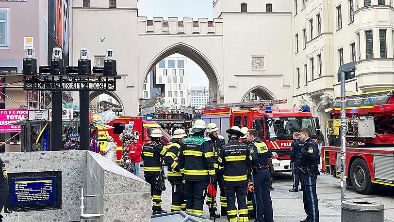 Zwei Sto&szlig;trupps der M&uuml;nchner Feuerwehr gingen unter Atemschutz von den Bahnh&ouml;fen Marienplatz und Karlsplatz/Stachus gegen den Brand vor und fanden brennenden Unrat vor.