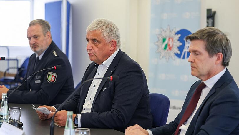 In einer Pressekonferenz berichten Michael Esser, Leitender Kriminaldirektor der Polizei K&ouml;ln (Mitte) und Ulrich Bremer, Oberstaatsanwalt der Staatsanwaltschaft K&ouml;ln (rechts) &uuml;ber den Stand der Ermittlungen.
