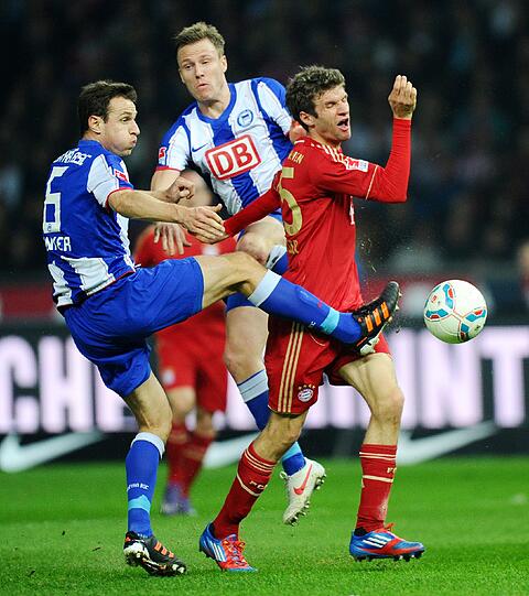 19. Minute: Lell und Janker nehmen Thomas Müller in die Zange. Foul.