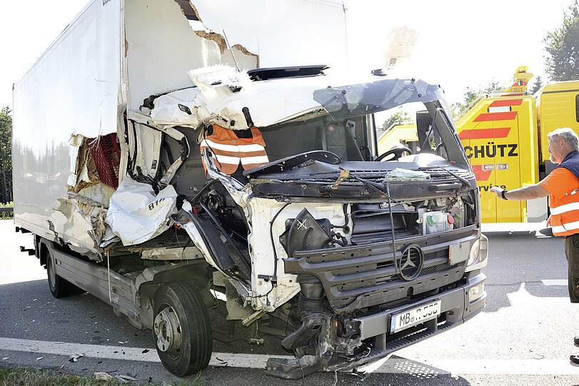 Der Fahrer dieses Bäckerreifahrzeugs wurde nach ersten Angaben nur leicht verletzt.