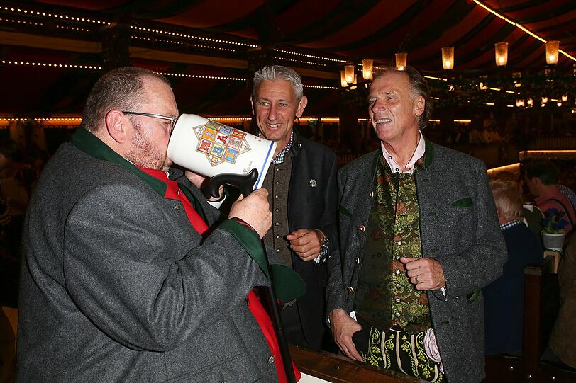 Prost! Ottfried Fischer mit Marstall-Chef Siegfried Able und Wolfgang Fierek