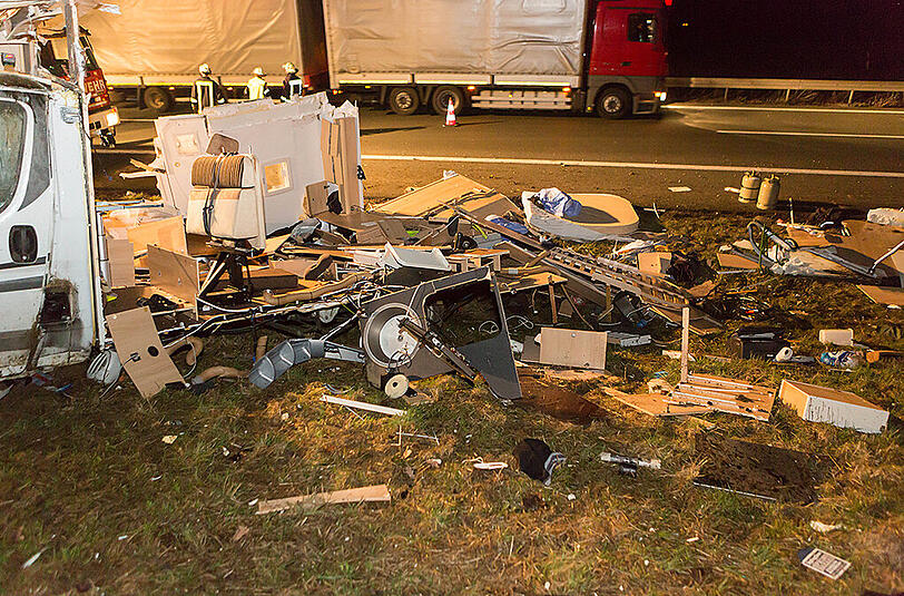 Bilder vom Unfallort in Altdorf: Auf der A3 kollidierte ein Wagen mit einem Wohnmobil, welches vollkommen zerfetzt wurde.