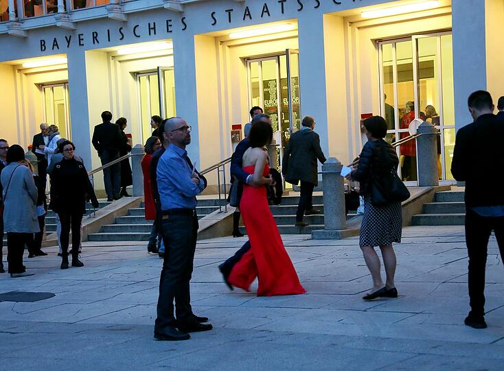 Lady in Red: kurze Verschnaufpause vor dem Residenztheater.