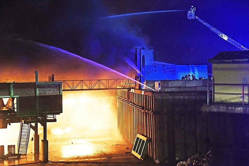 Mit mehreren stationären Wasserwerfern und zusätzlichem Gerät kämpften hunderte Einsatzkräfte gegen die Flammen.