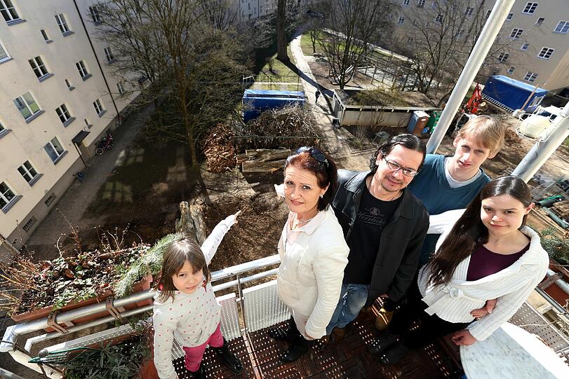 Geschockte Anwohner: Luna, Christine und Marcelo Herrera Krebber, Schwiegersohn Anton und Tochter Garance Kendlinger. Die Familie konnte zwei Jungtiere retten.
