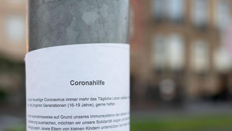Ein Zettel, der über ein Hilfsangebot in der Coronakrise informiert, hängt an einer Ampel. Foto: Marius Becker/dpa/Symbolbild Ein Zettel, der über ein Hilfsangebot in der Coronakrise informiert, hängt an einer Ampel. Foto: Marius Becker/dpa/Symbolbild