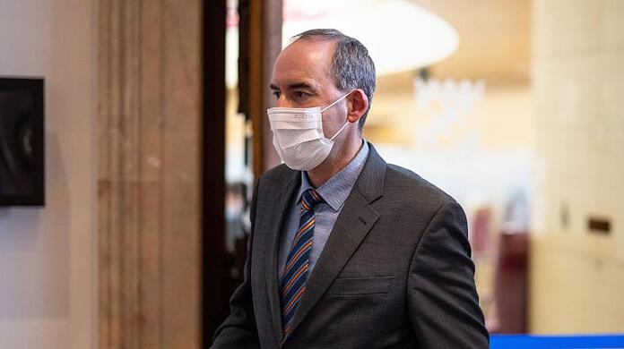 Hubert Aiwanger, Wirtschaftsminister und Landesvorsitzender der Freien Wähler in Bayern, verlässt den Plenarsaal im bayerischen Landtag.