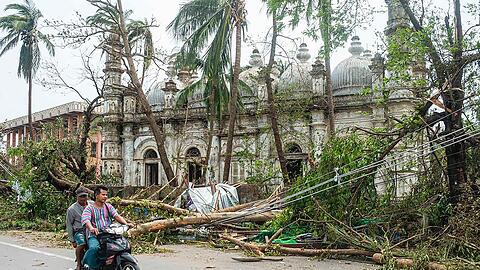 Umgestürzte Bäume in der Nähe einer Moschee in Myanmar nach dem Zyklon "Mocha".