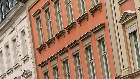 Blick auf die Fassaden von Wohnhäusern.